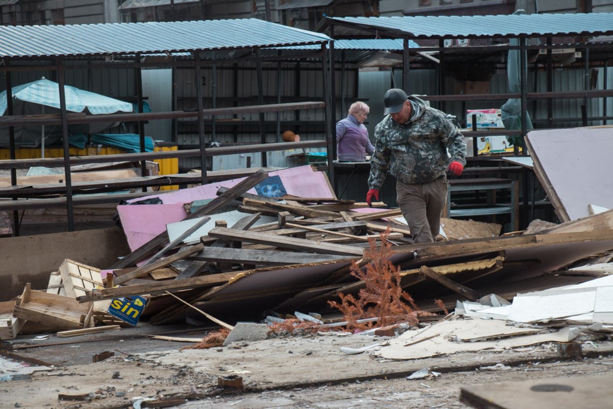 Торговцы забирают остатки недавних палаток Торговцы забирают остатки недавних палаток