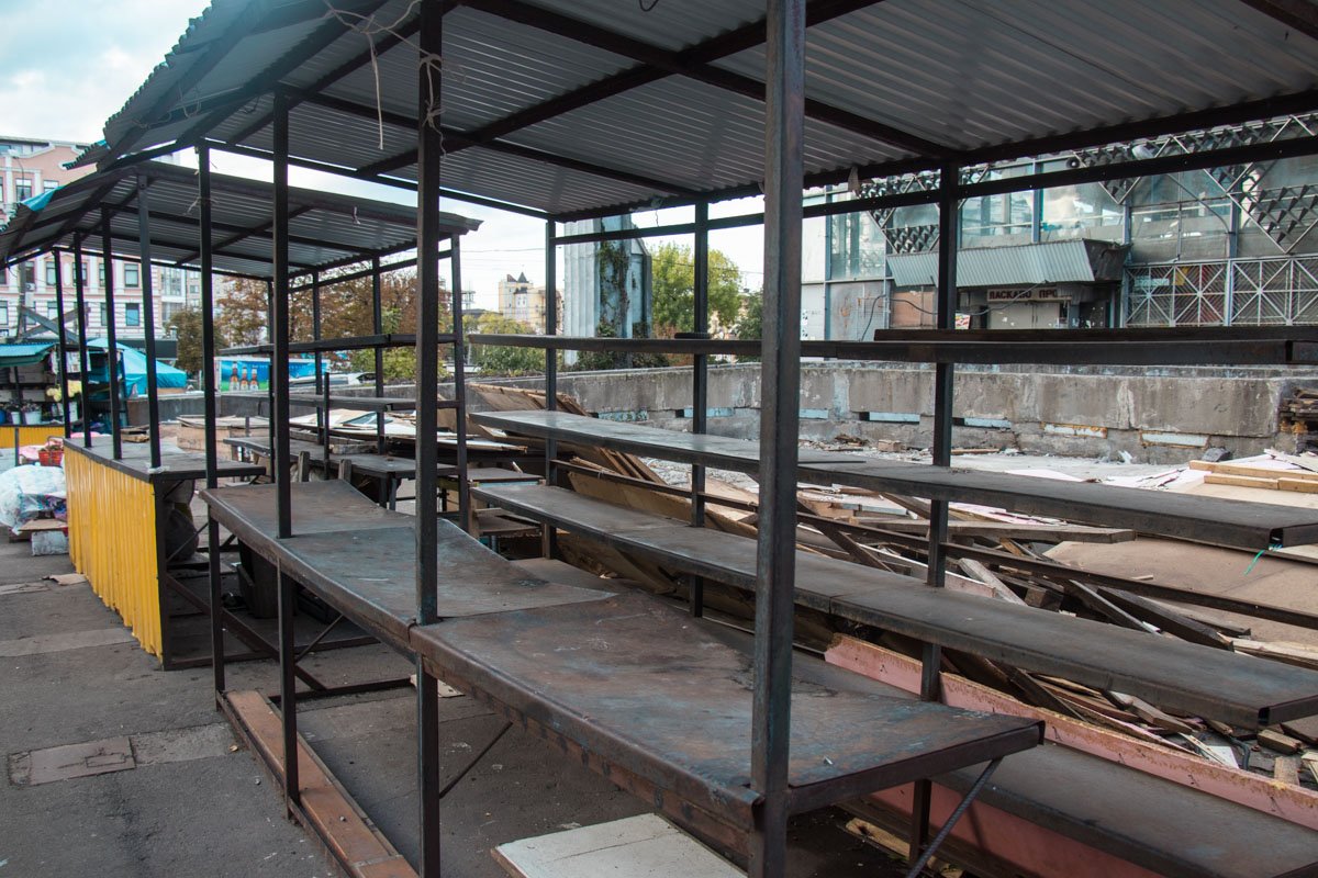 Эти навесы тоже должны пойти под снос Эти навесы тоже должны пойти под снос