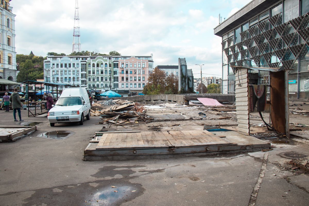 Люди ожидают, что коммунальщики еще не закончили работу на этом участке Люди ожидают, что коммунальщики еще не закончили работу на этом участке