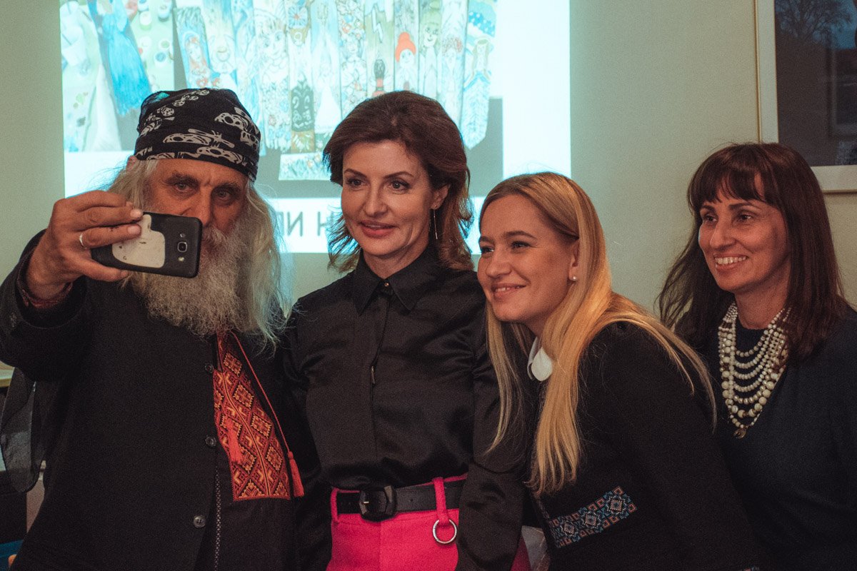 Селфи Марины Порошенко со Львом Скопом и участницами акции Селфи Марины Порошенко со Львом Скопом и участницами акции