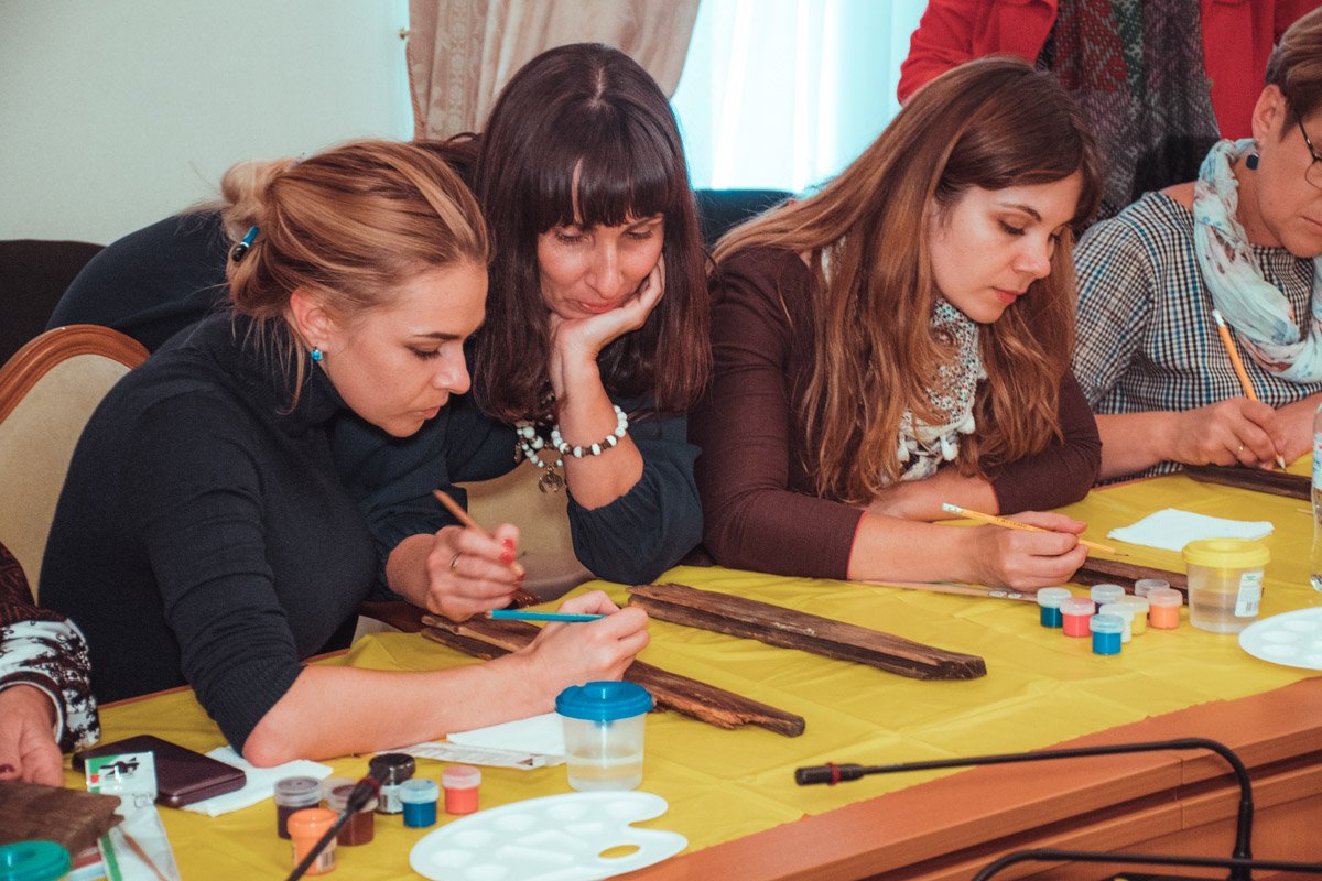 Известные украинки рисуют ангелов Известные украинки рисуют ангелов