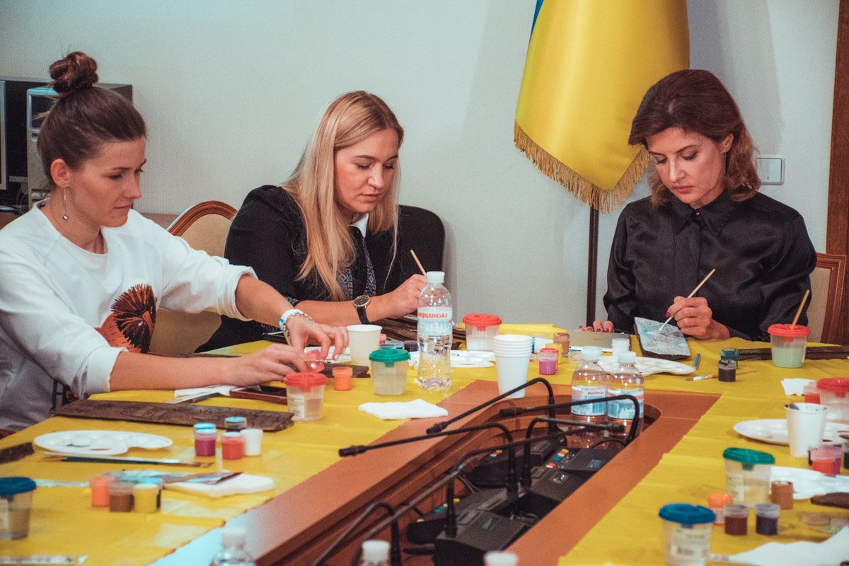 Творческий беспорядок на рабочем столе художниц-аматоров Творческий беспорядок на рабочем столе художниц-аматоров