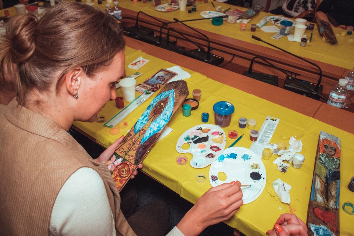 В рисунках женщины использовали только светлые и теплые цвета В рисунках женщины использовали только светлые и теплые цвета