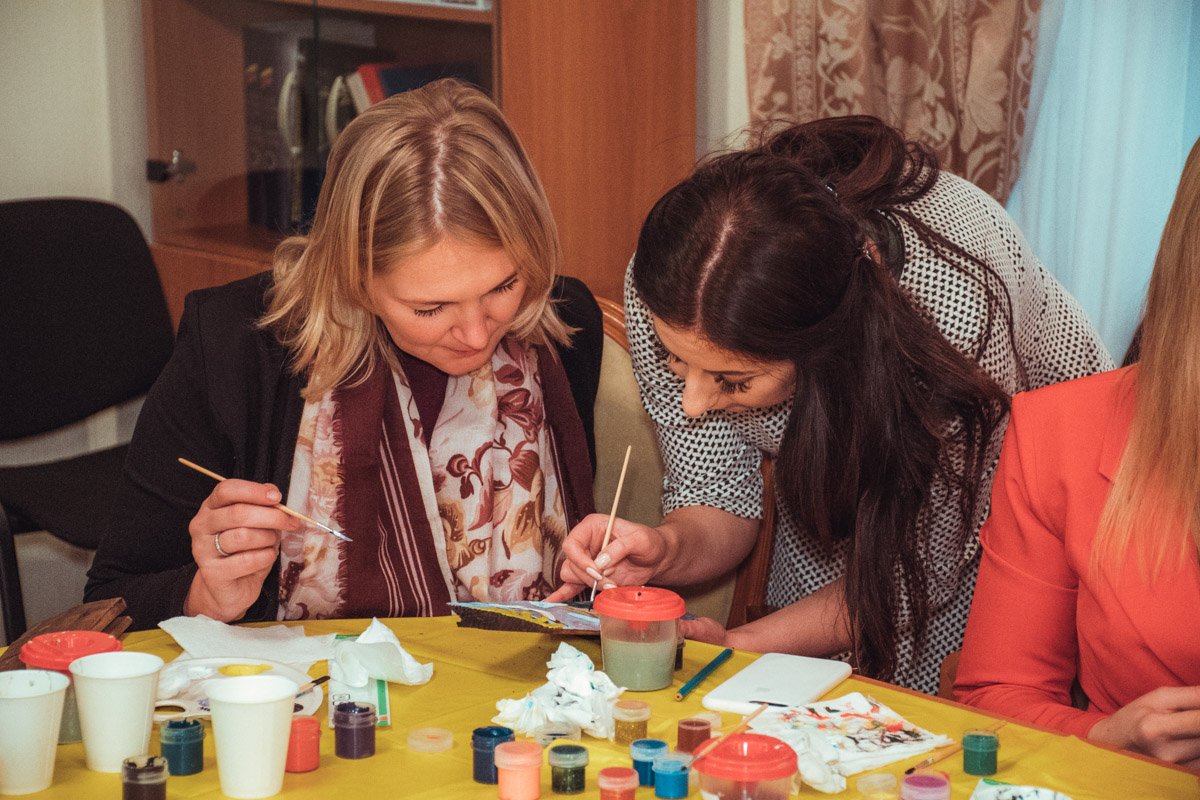 Участницы с радостью помогали друг другу Участницы с радостью помогали друг другу