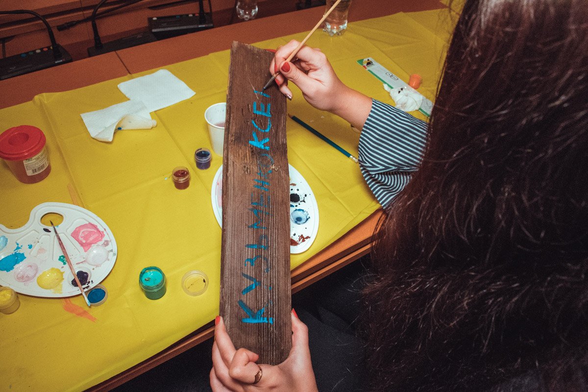 Сзади на каждом рисунке авторы оставили свои имена Сзади на каждом рисунке авторы оставили свои имена