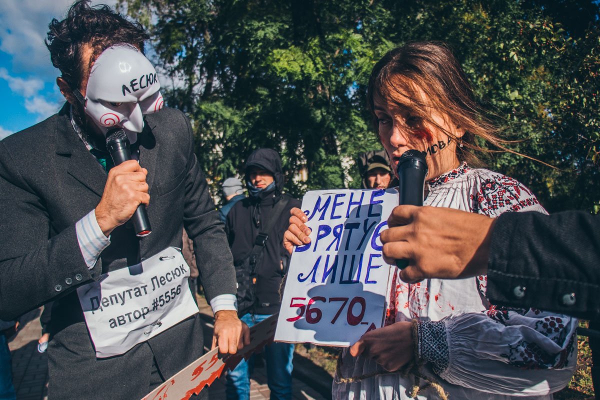 В Киеве под Верховной Радой парни в масках «разрезали» девушек пилой 1