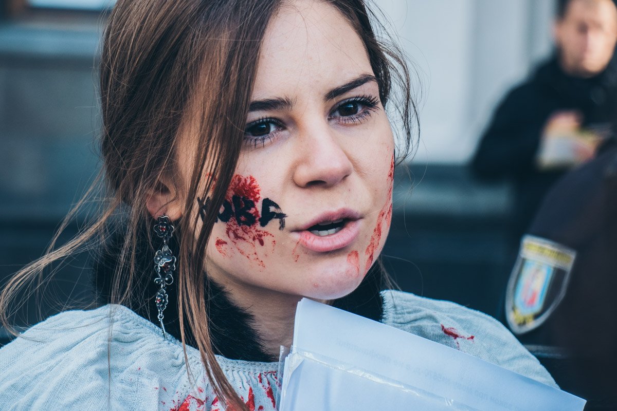 В Киеве под Верховной Радой парни в масках «разрезали» девушек пилой 3