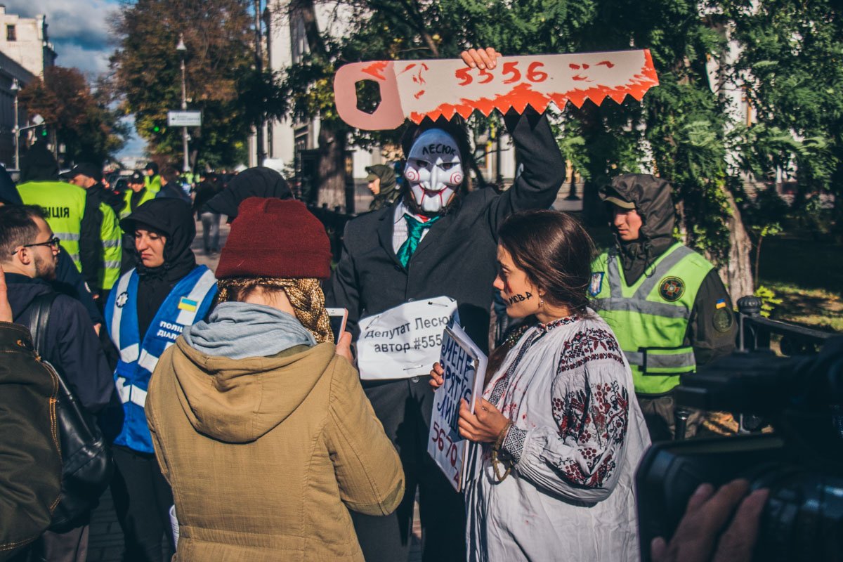 В Киеве под Верховной Радой парни в масках «разрезали» девушек пилой 4