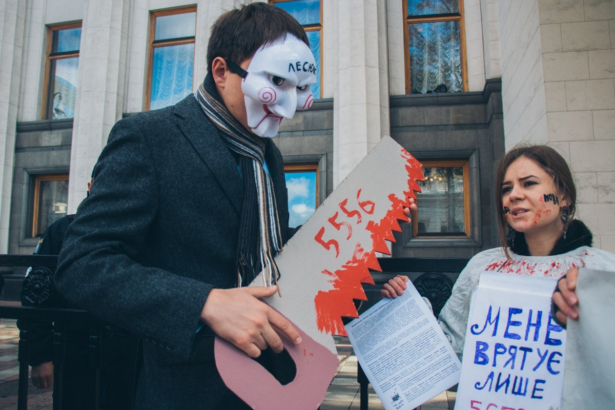 В Киеве под Верховной Радой парни в масках «разрезали» девушек пилой 5