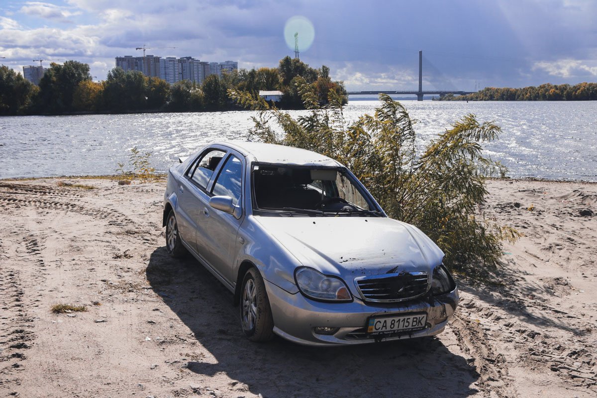 Он рыбачил недалеко от клуба, после чего сел в автомобиль, который покатился в реку