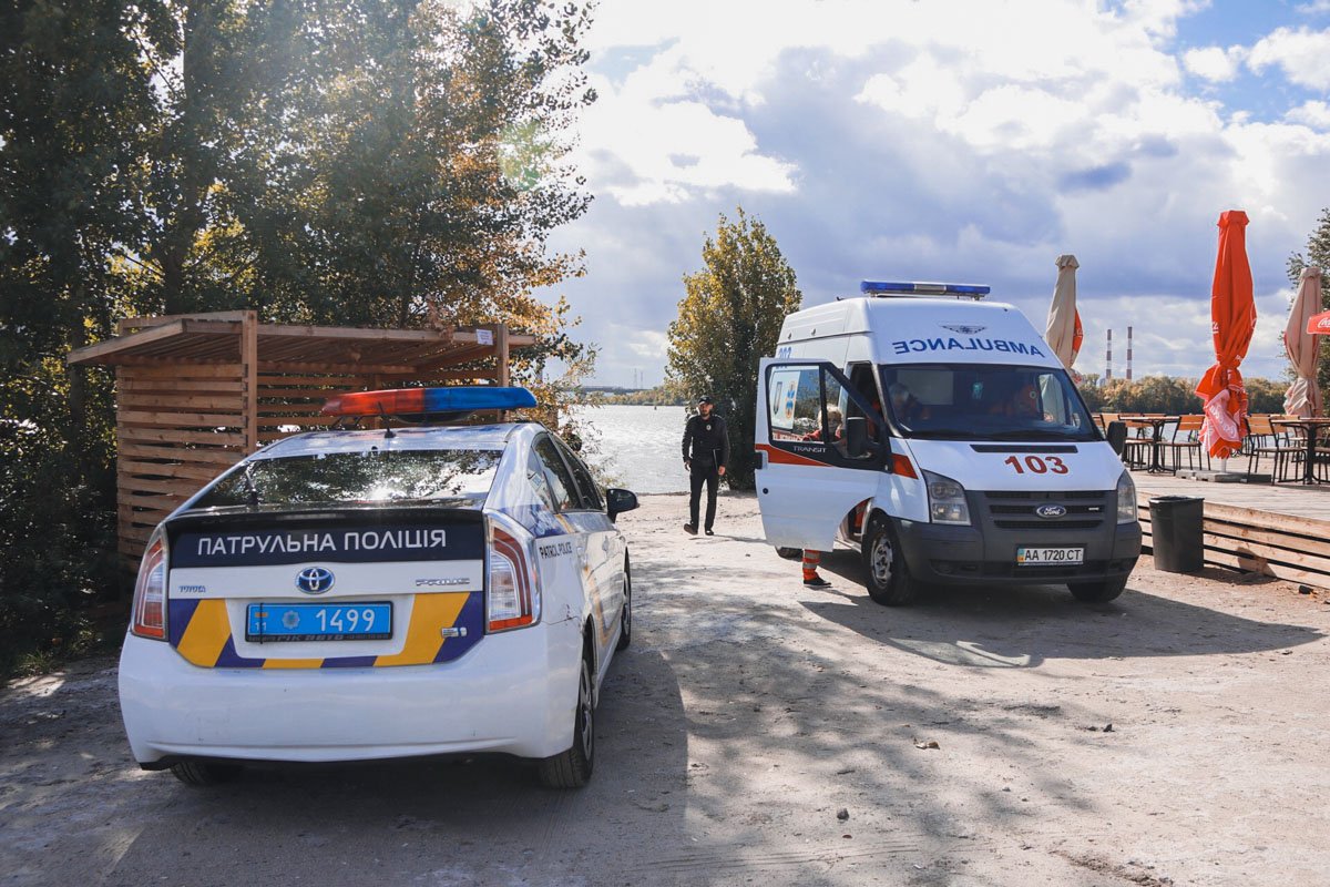 На месте работает полиция, следственно-оперативная группа и медики