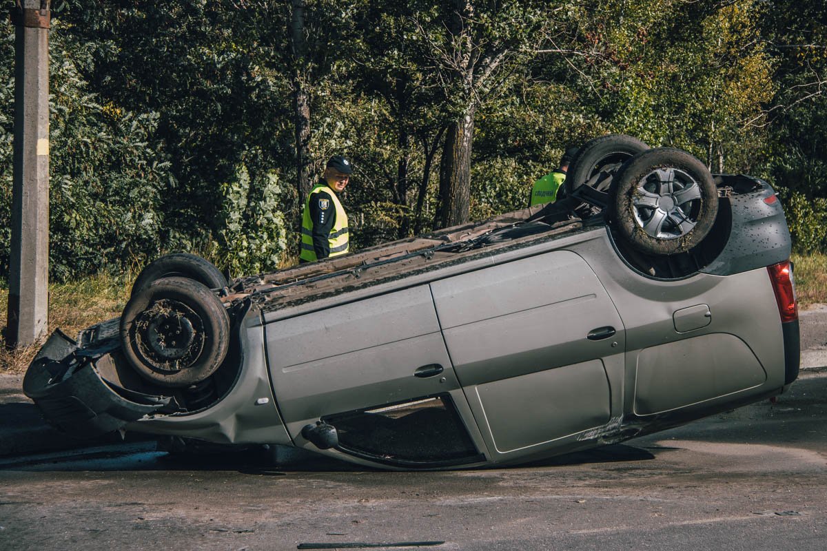 Lada двигалась в сторону проспекта Степана Бандеры Lada двигалась в сторону проспекта Степана Бандеры