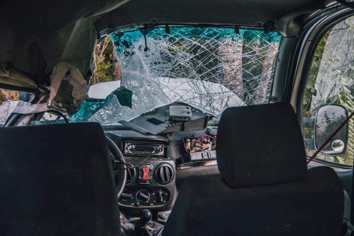 Он слетел с дороги и врезался в дерево Он слетел с дороги и врезался в дерево