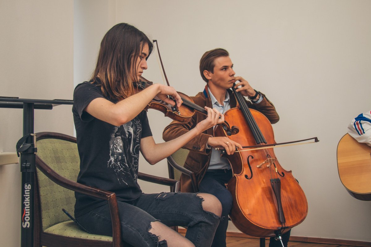 Акустическое исполнение перед показом видео Акустическое исполнение перед показом видео