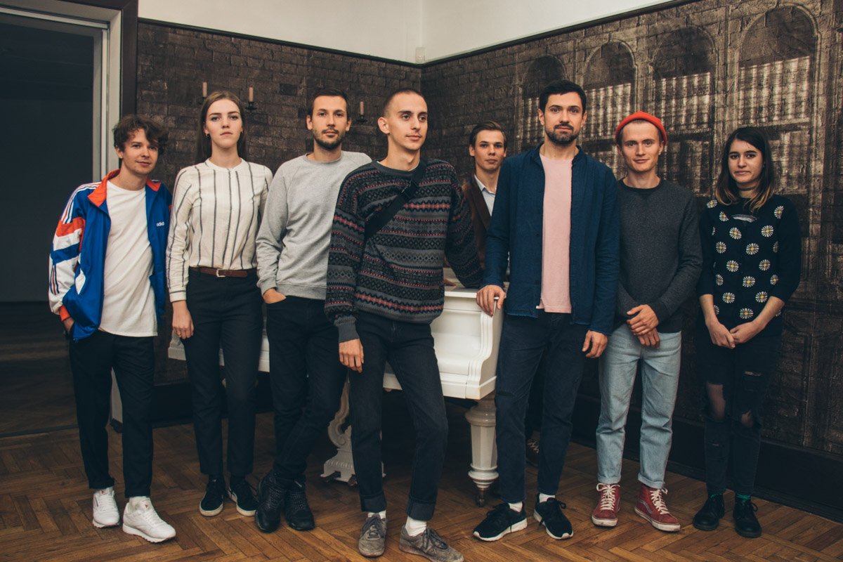 Роман Бахарев с творческой командой, которая работала над клипом