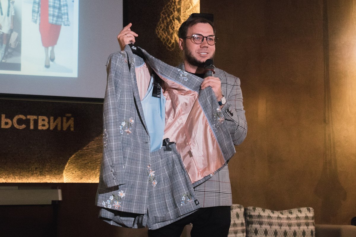 Клетчатые шорты и пиджак вместе с майкой - отличное сочетание