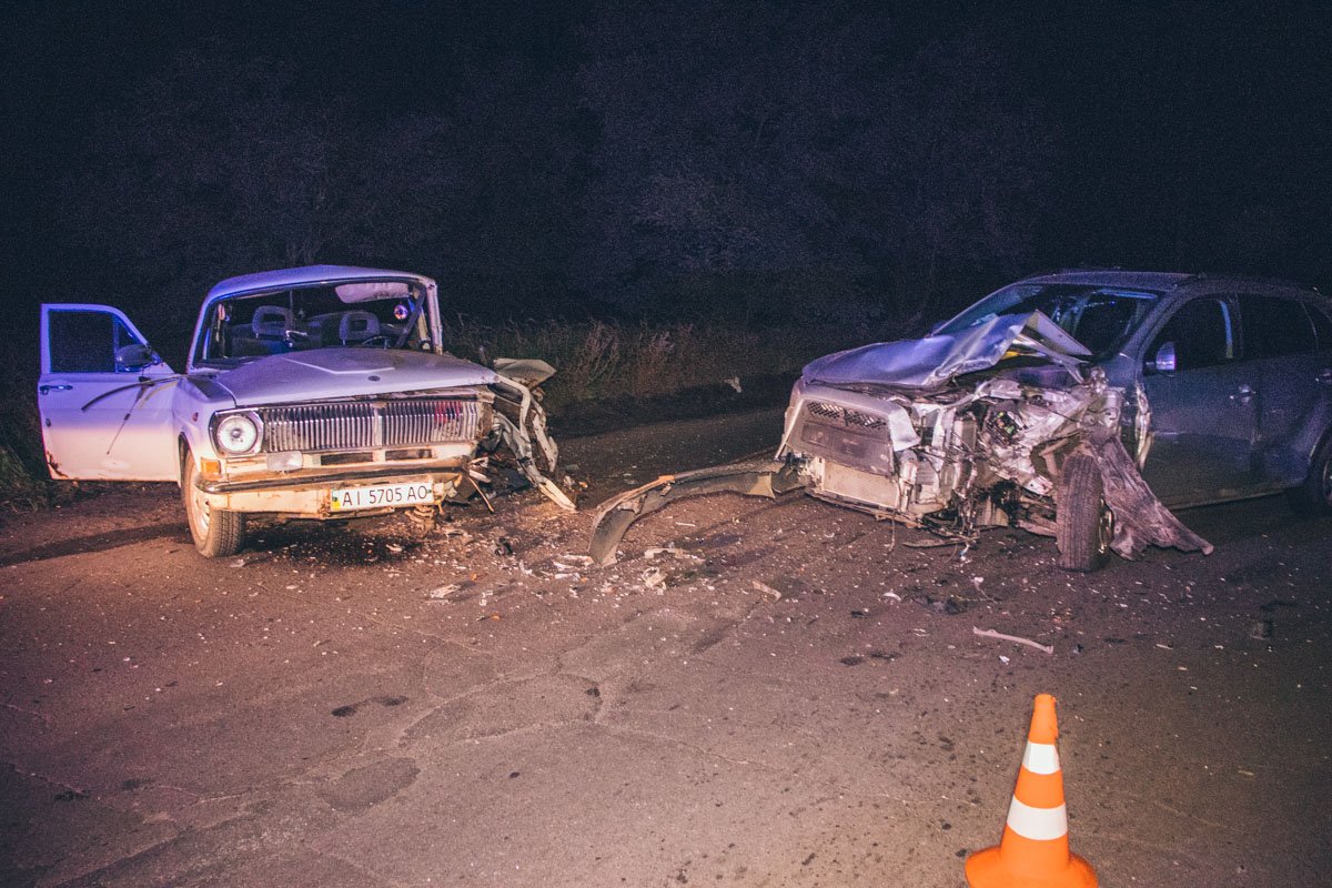 3 октября, на улице Пуховской произошло лобовое ДТП с участием Mitsubishi ASX и Волга 2401 3 октября, на улице Пуховской произошло лобовое ДТП с участием Mitsubishi ASX и "Волга 2401" width="1200" height="800"><figcaption> 3 октября, на улице Пуховской произошло лобовое ДТП с участием Mitsubishi ASX и "Волга 2401"
</figcaption></figure></p><p><figure class="image"><img class="wp-image-134330 size-full" title="Авария произошла в 20:00" src="https://cdn.informator.ua/@dp/media/kiev/2023/10/12/6527b07b62fca.jpg" alt="Авария произошла в 20:00" width="1200" height="800"><figcaption> Авария произошла в 20:00
</figcaption></figure></p><p><figure class="image"><img class="wp-image-134331 size-full" title="В Волге ехало 2 человека, водитель и пассажир, их обоих госпитализировали" src="https://cdn.informator.ua/@dp/media/kiev/2023/10/12/6527b07bad5a7.jpg" alt=