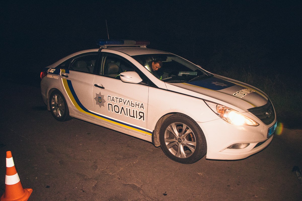 На месте происшествия работала полиция, движение на данном участке дороги был затруднено На месте происшествия работала полиция, движение на данном участке дороги был затруднено