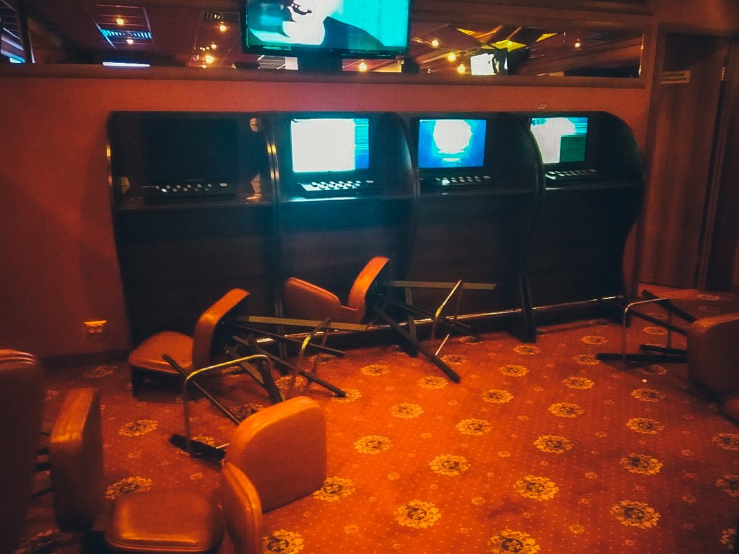 Около 15 неизвестных ворвались во внутрь и начали все крушить Около 15 неизвестных ворвались во внутрь и начали все крушить