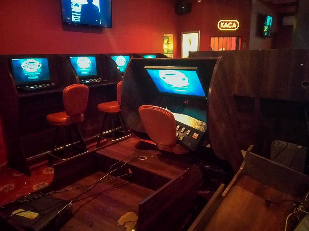 От рук нападавших пострадала техника заведения От рук нападавших пострадала техника заведения