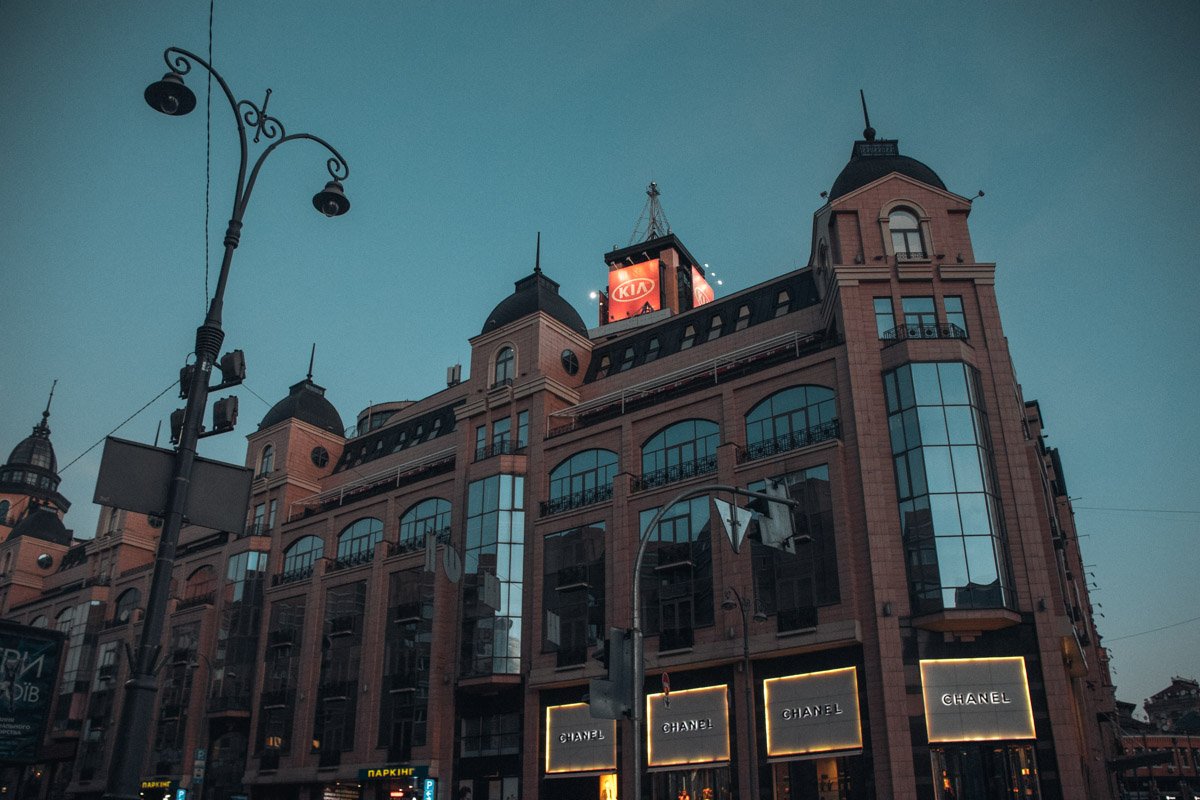 Утренние окна отражают пробуждение неба Утренние окна отражают пробуждение неба