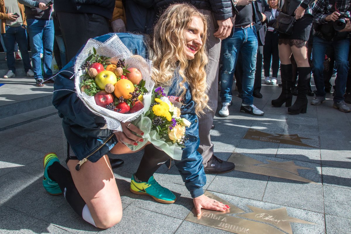 В этот раз аллея возле Gulliver пополнилась именами трех спортсменов 