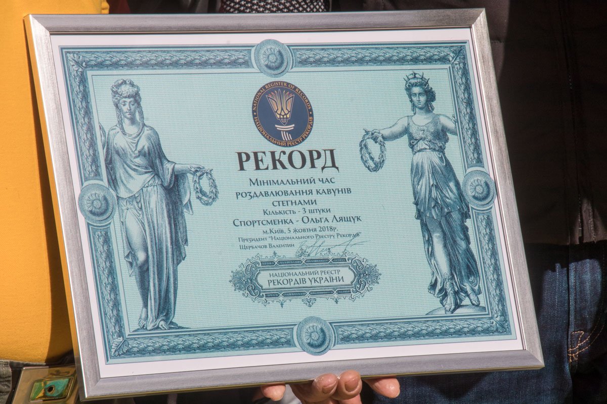 За 7 секунд Ольга бедрами раздавила 3 арбуза