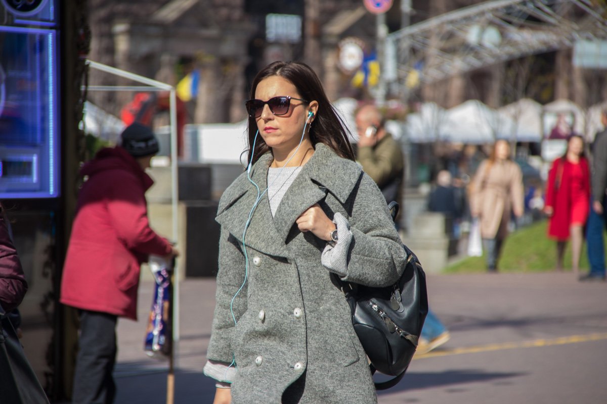 Решительная походка и любимая песня в наушниках - залог успеха в эту пятницу 