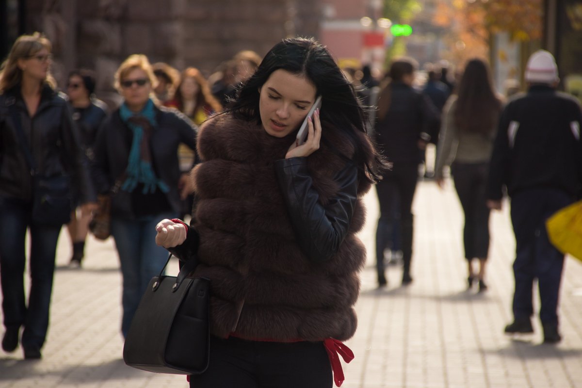 Летящие на ветру волосы идеально подходят к деловым переговорам по телефону 
