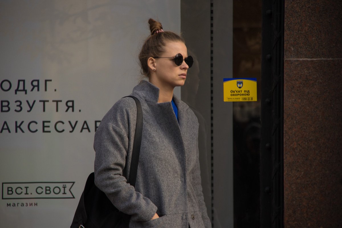 Модный oversize и собранные в пучок волосы точно выделят вас из толпы 