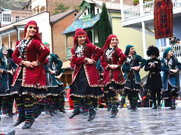 Национальные грузинские танцы на празднике "Тбилисоба" 