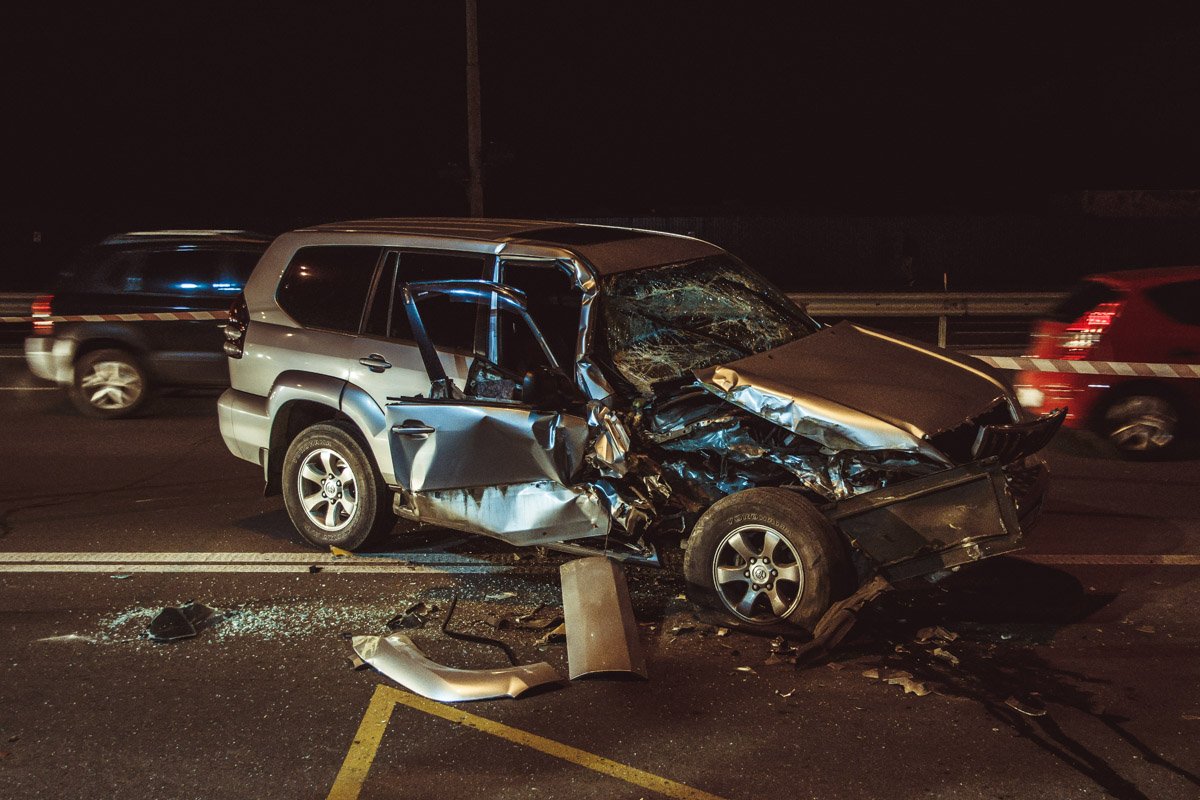 Внедорожник Toyota Land Cruiser влетел в маршрутку №825, внутри находилось множество пассажиров Внедорожник Toyota Land Cruiser влетел в маршрутку №825, внутри находилось множество пассажиров