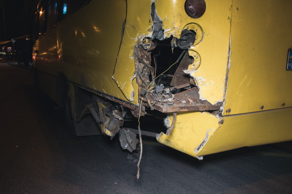 Очевидцы утверждают, что при ударе, одна из пассажирок, которая стояла на ступеньках, вылетела через открытую дверь Очевидцы утверждают, что при ударе, одна из пассажирок, которая стояла на ступеньках, вылетела через открытую дверь