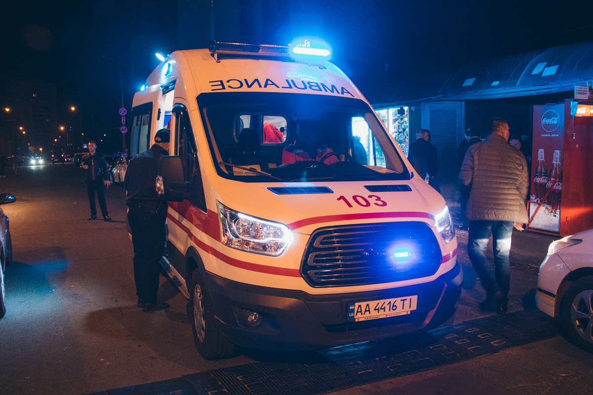 Двое охранников получили ранения: один мужчина в ногу, а второй в руку