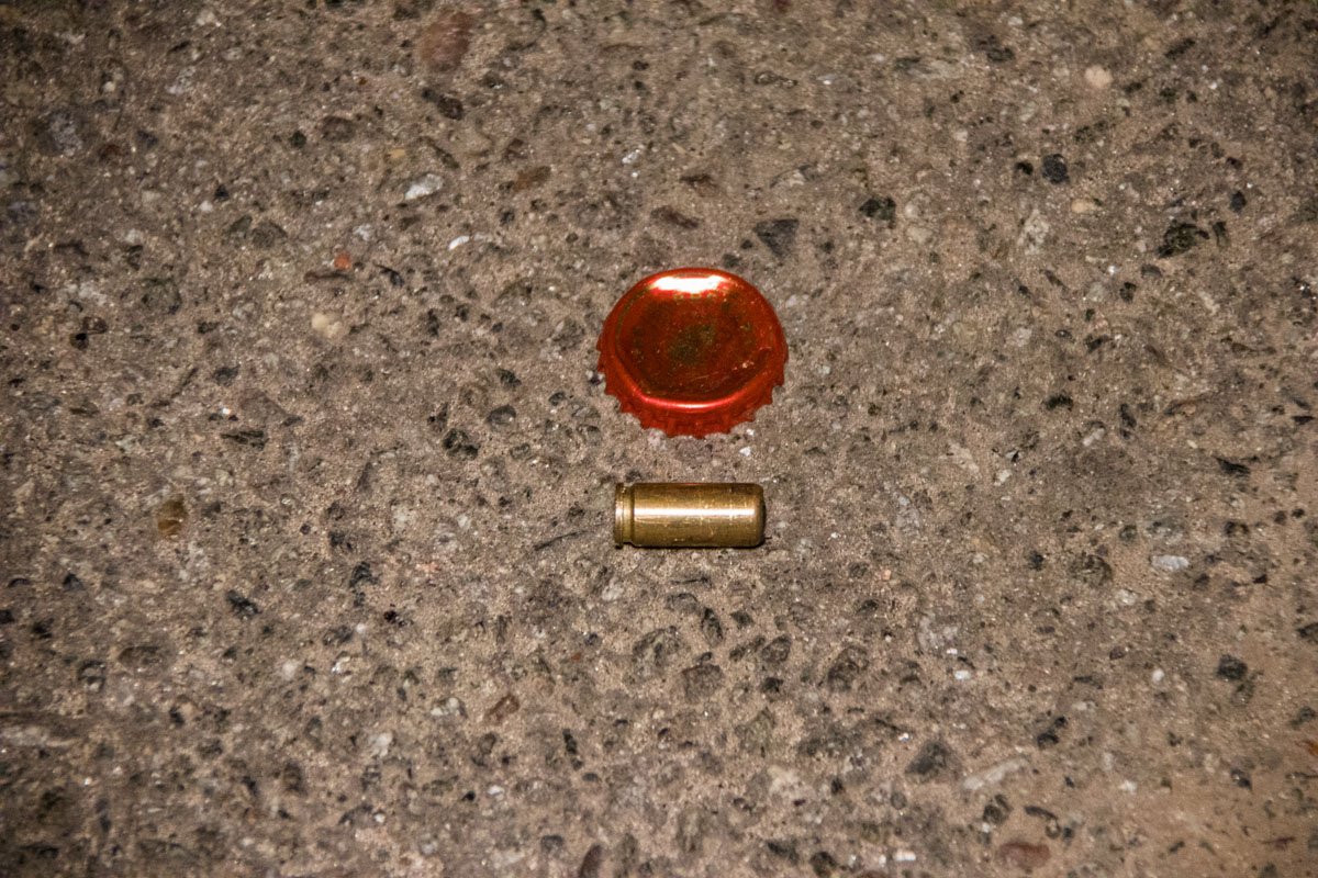 Предварительно, стреляли из пистолета для стрельбы резиновыми пулями