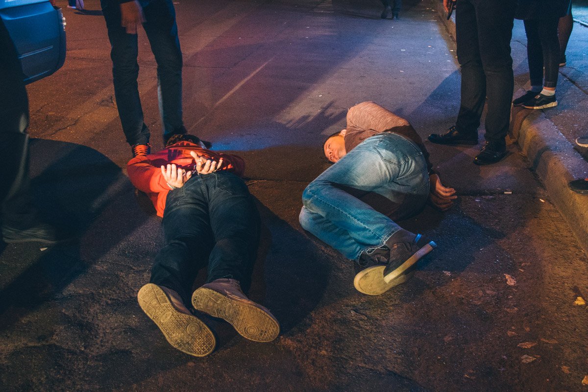 Через несколько минут патрульные задержали подозреваемых