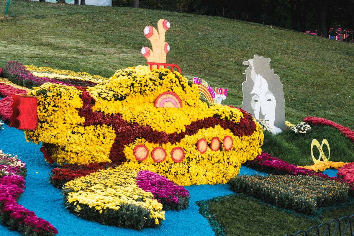 Над выставкой работали 10 дизайнеров Над выставкой работали 10 дизайнеров