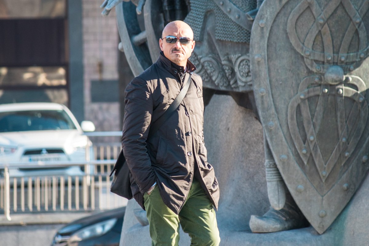 Этот мужчина сегодня настроен серьезно