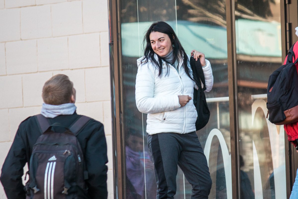 Освещает улыбкой