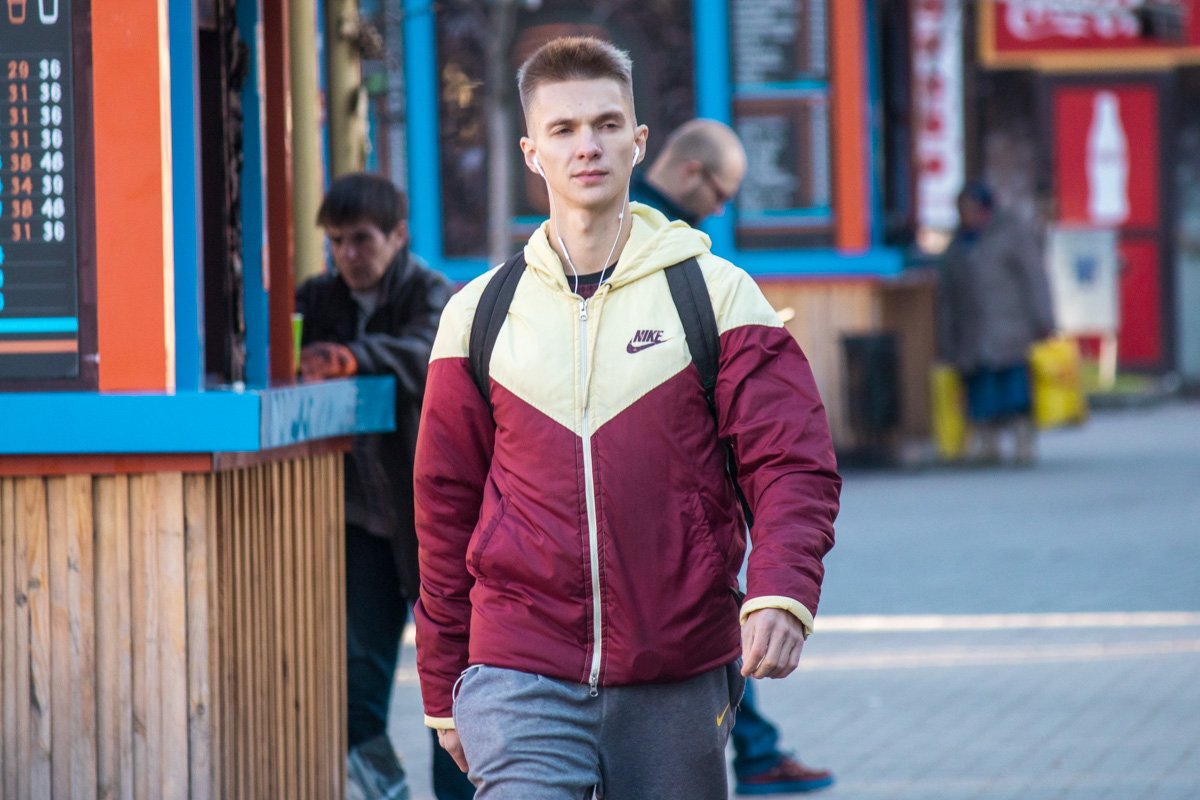 Серьезный взгляд и уверенная походка