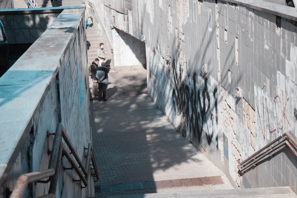 Облупленные стены в подземном переходе