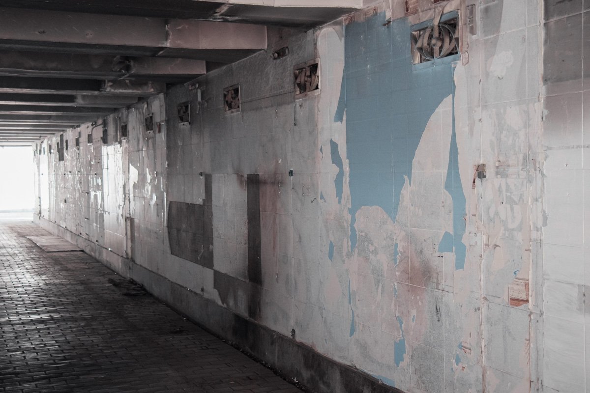 Открылся вид на слои штукатурки и краски 