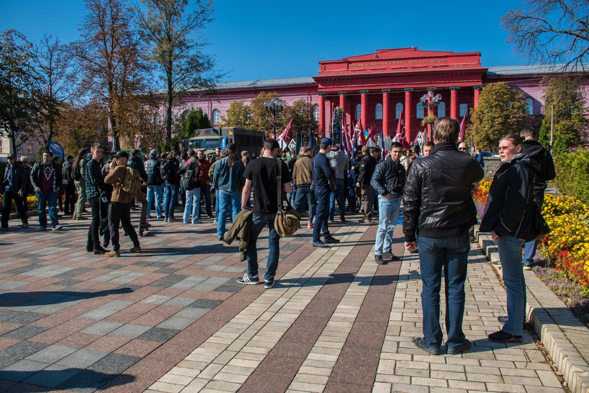На митинге присутствовали мужчины, женщины и подростки 
