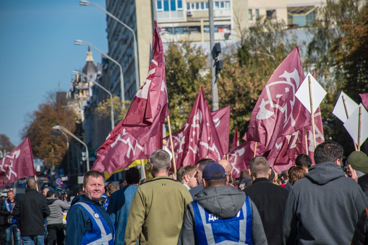 Колонну сопровождали полицейские