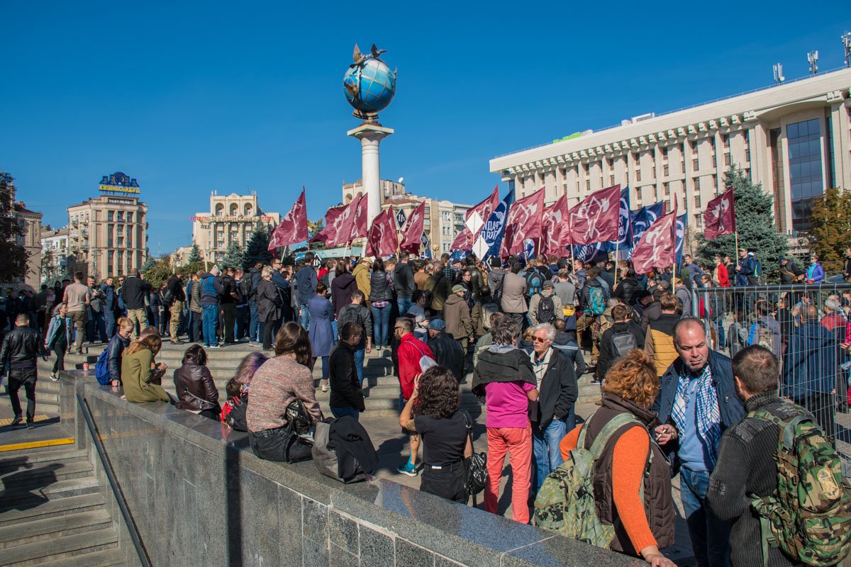 Митингующие мирно общались между собой