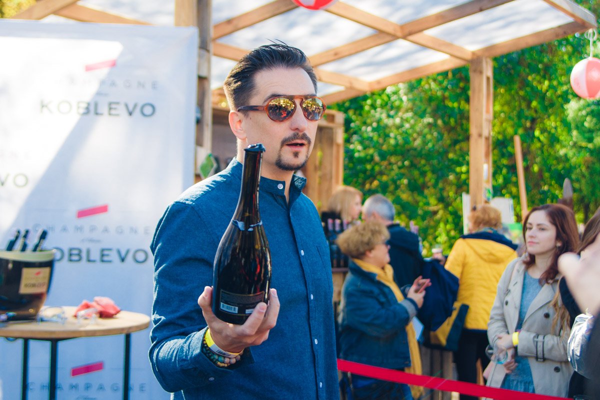 Здесь можно попробовать вино как уже знакомых завсегдатаев фестивалей, так и новых виноделен из Украины. Здесь можно попробовать вино как уже знакомых завсегдатаев фестивалей, так и новых виноделен из Украины.