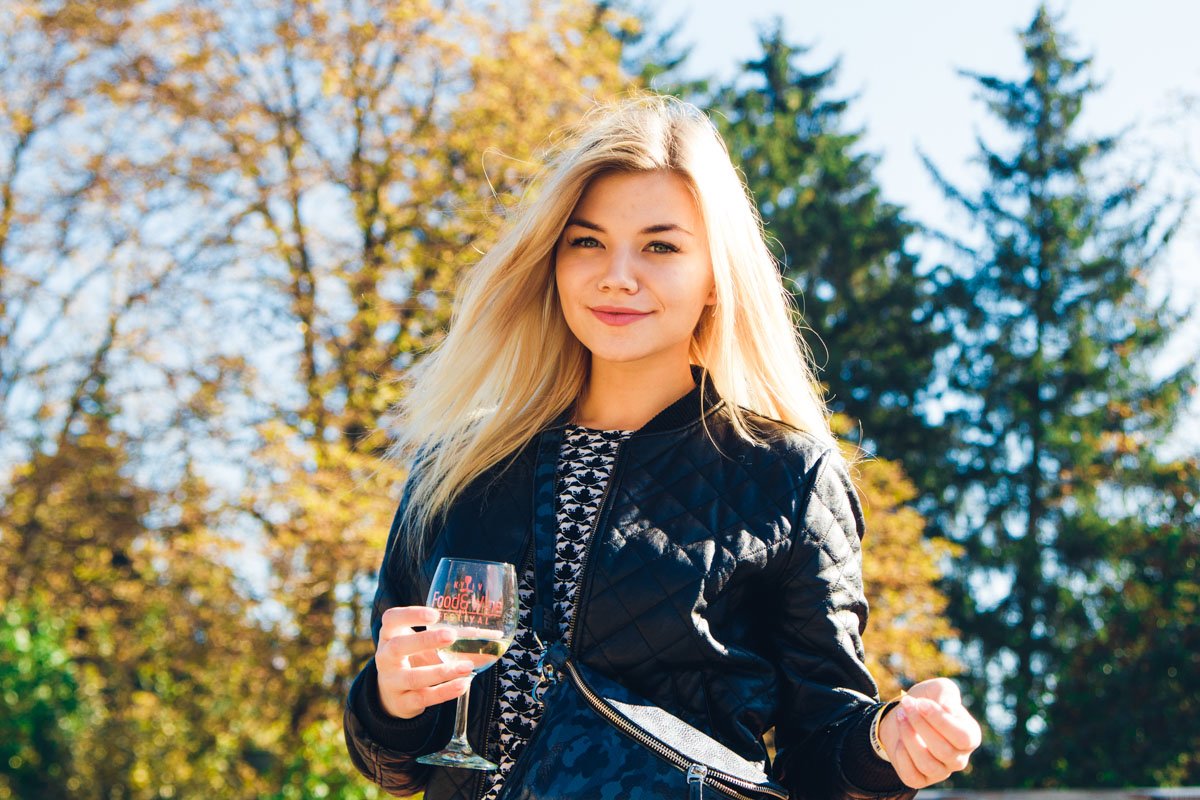 Для каждого посетителя подготовлены бокалы с логотипом фестиваля Для каждого посетителя подготовлены бокалы с логотипом фестиваля