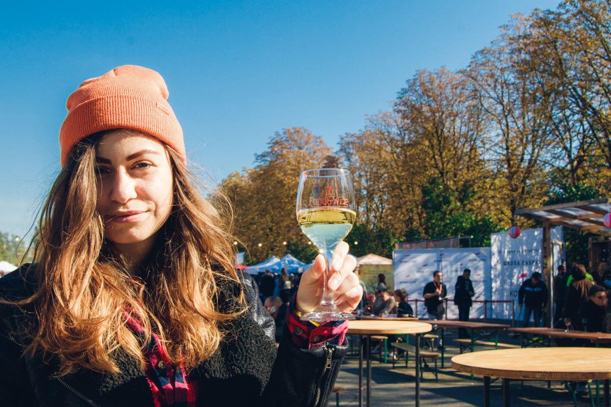 Чистый молочный вкус натурального молодого сыра как нельзя лучше сочетается с белым сухим бархатистым вином Чистый молочный вкус натурального молодого сыра как нельзя лучше сочетается с белым сухим бархатистым вином