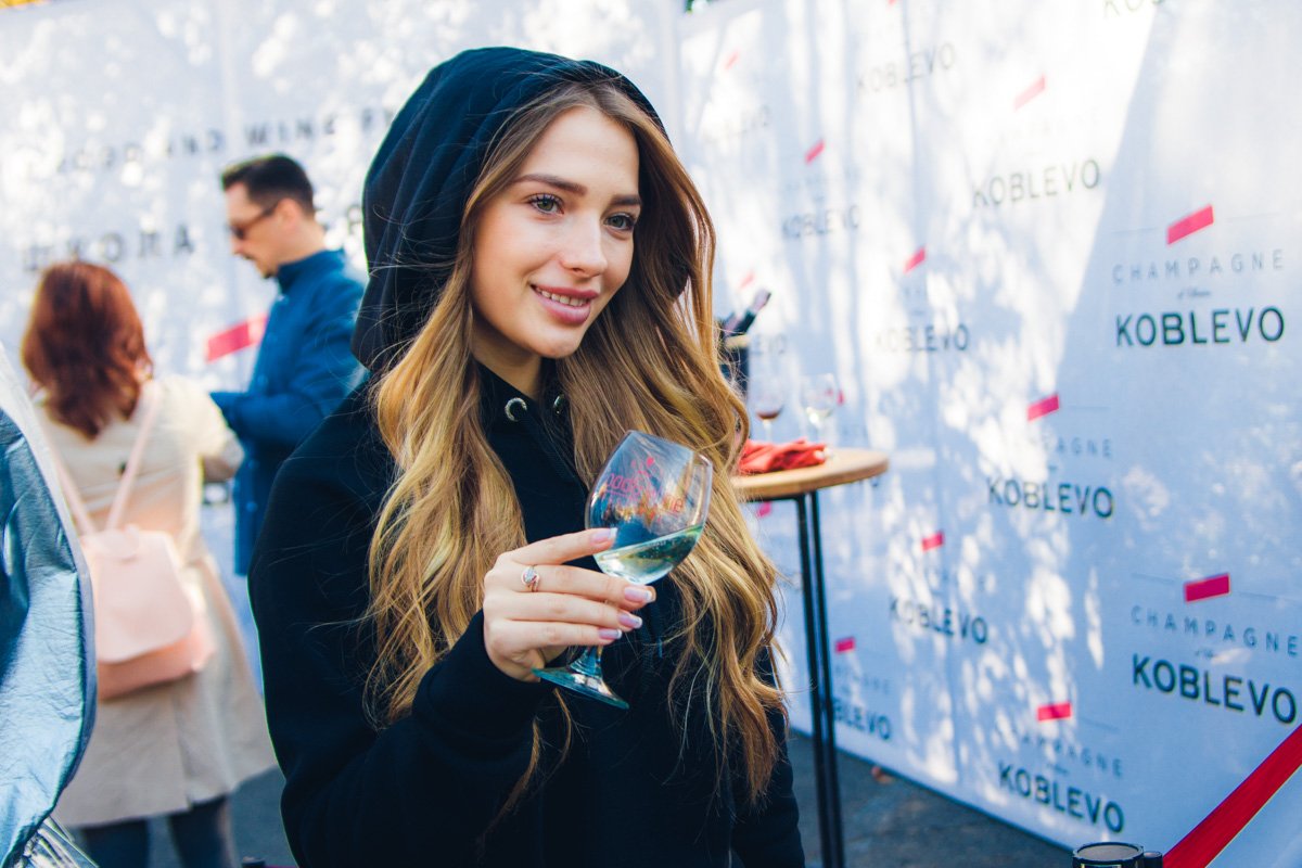 С такого бокала даже игристые вина буду слаще на вкус. С такого бокала даже игристые вина буду слаще на вкус.