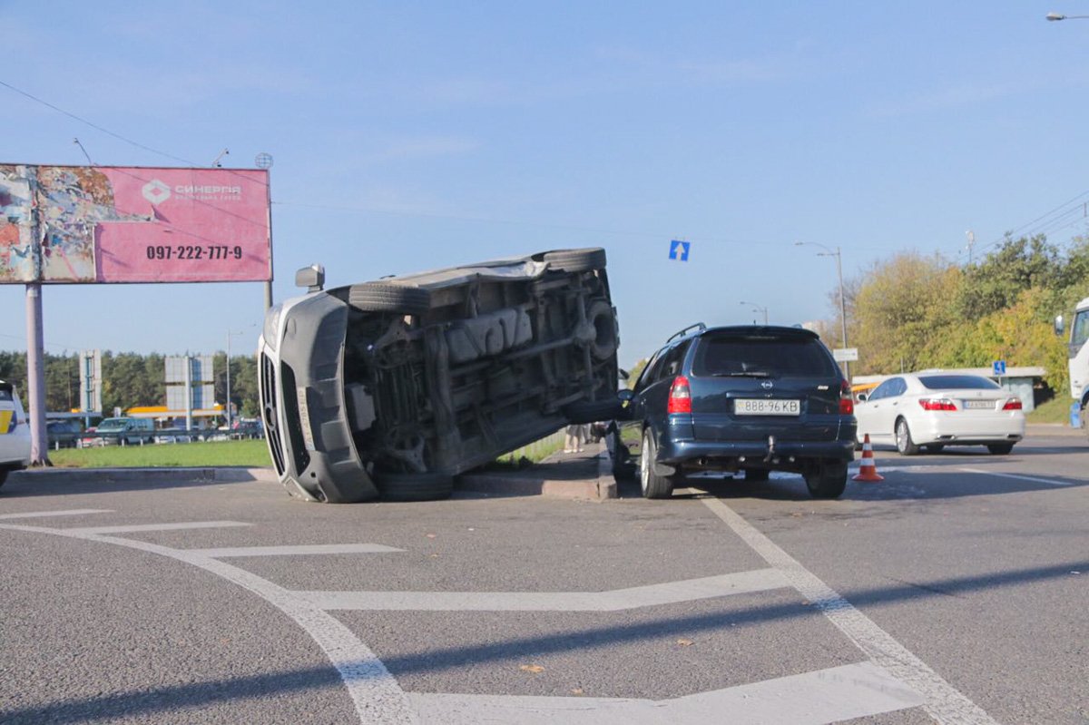 Микроавтобус при повороте влетел в Opel